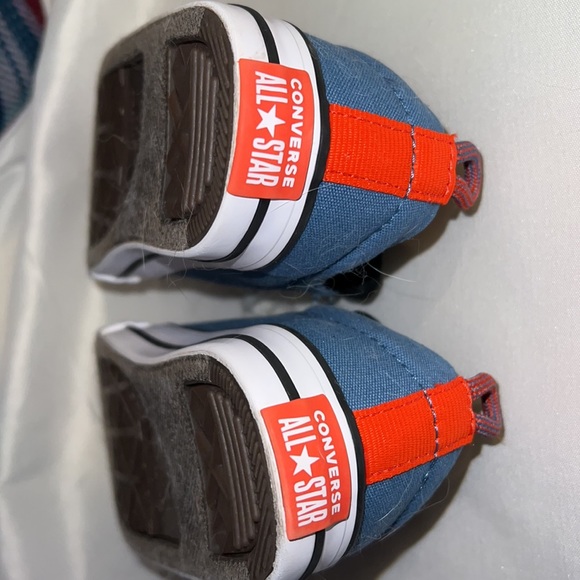 Toddler size 7 converse in blue - Picture 3 of 4